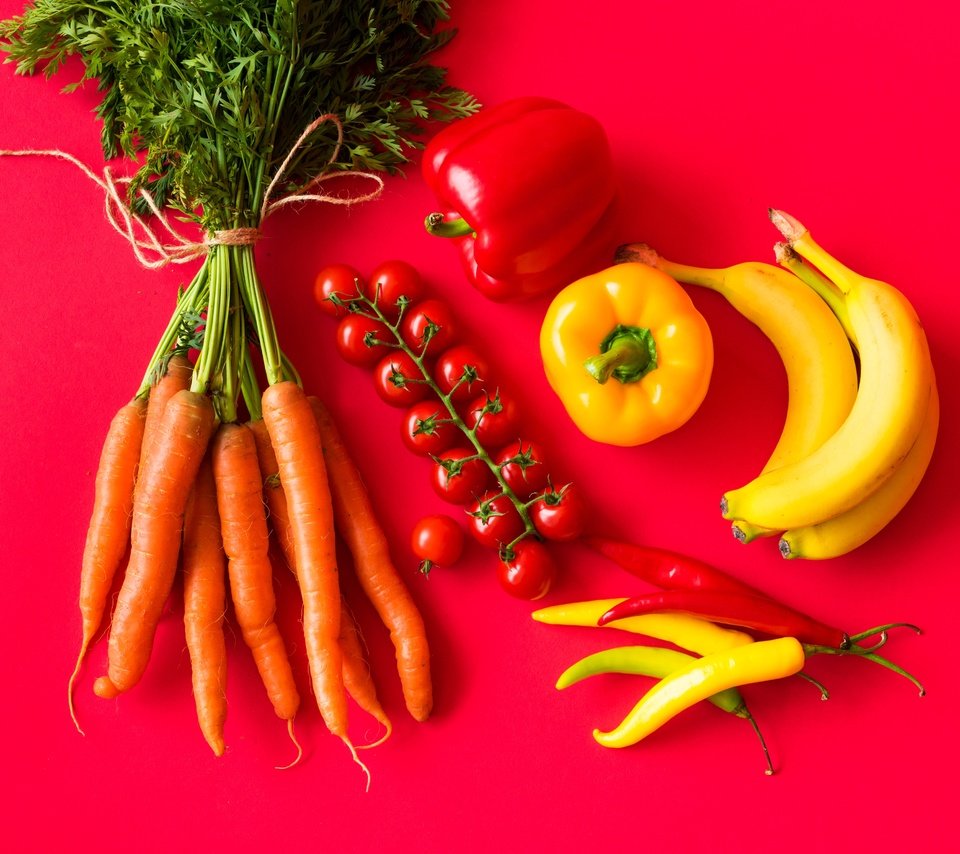Обои фрукты, овощи, красный фон, помидоры, морковь, бананы, перец, томаты, fruit, vegetables, red background, tomatoes, carrots, bananas, pepper разрешение 5000x3333 Загрузить