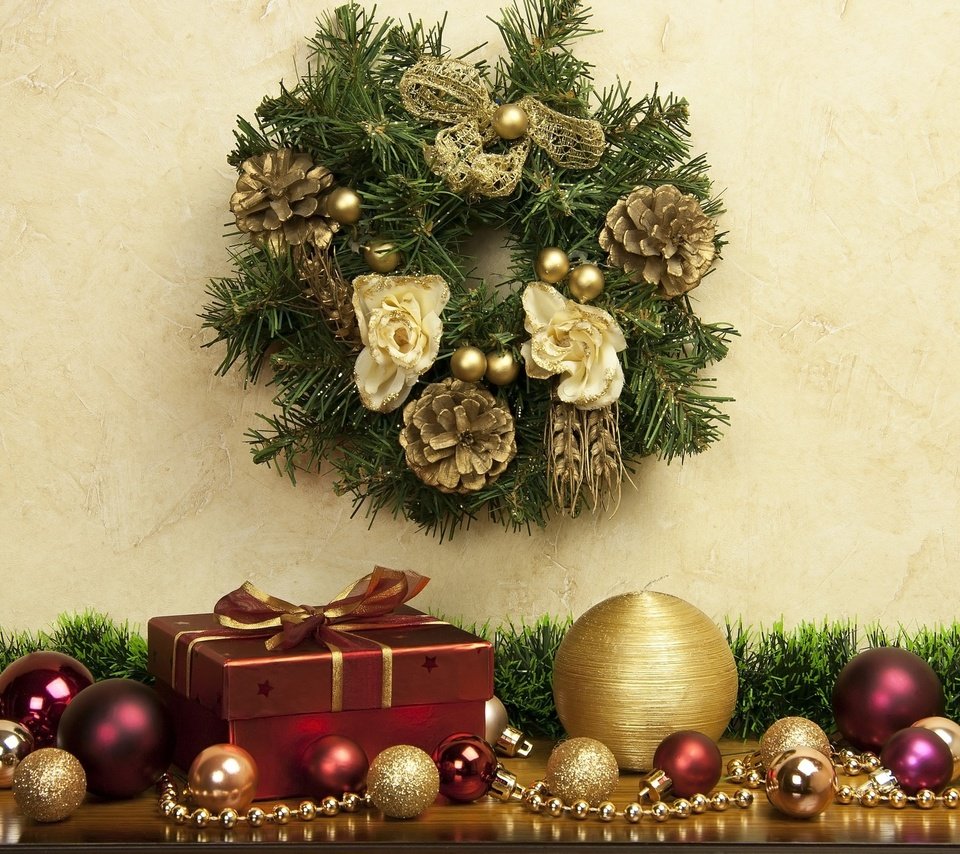 Обои новый год, декор, шары, украшения, хвоя, подарки, рождество, шишки, венок, new year, decor, balls, decoration, needles, gifts, christmas, bumps, wreath разрешение 2880x1800 Загрузить