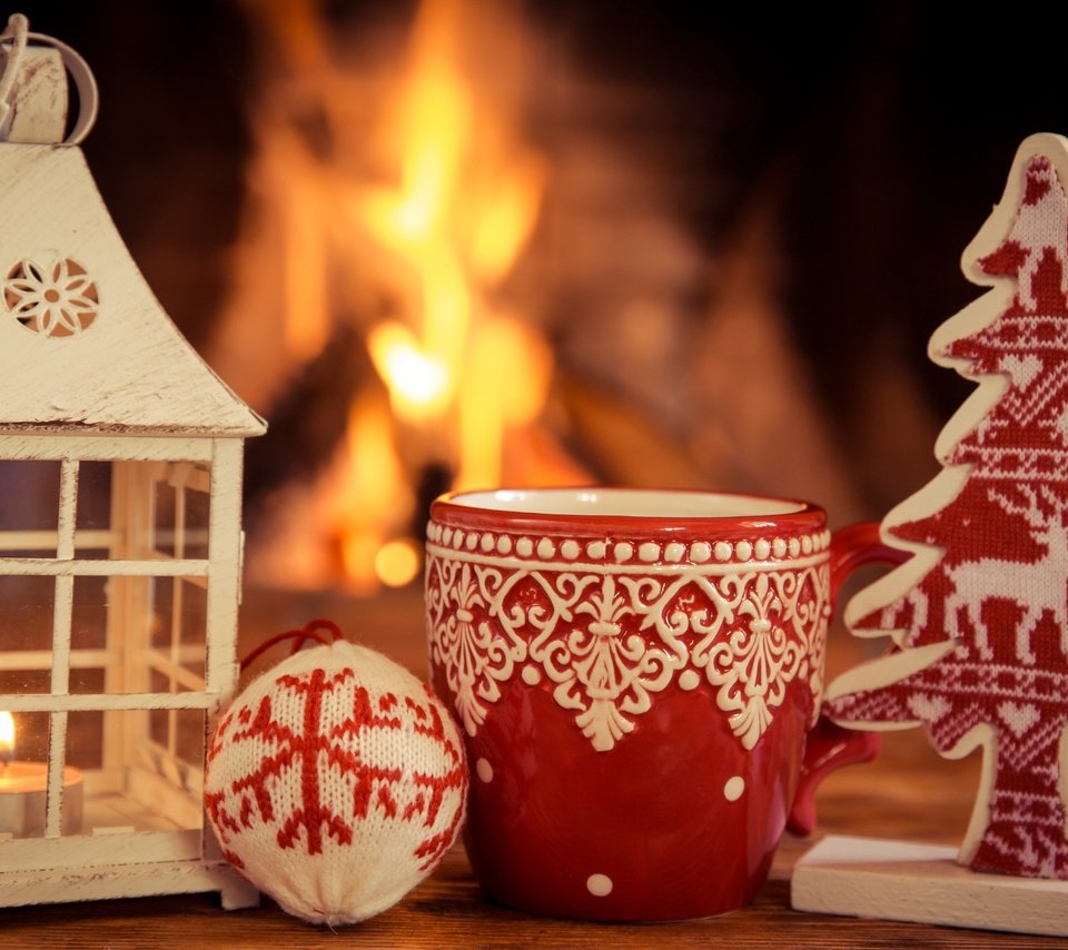 Обои новый год, елка, огонь, фонарь, кружка, камин, рождество, new year, tree, fire, lantern, mug, fireplace, christmas разрешение 2880x1800 Загрузить