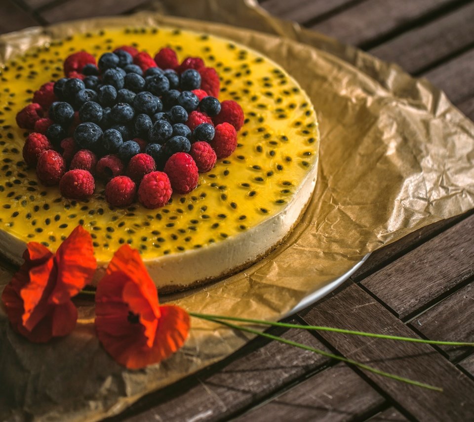 Обои цветы, малина, маки, ягоды, черника, сладкое, торт, десерт, flowers, raspberry, maki, berries, blueberries, sweet, cake, dessert разрешение 2880x1920 Загрузить