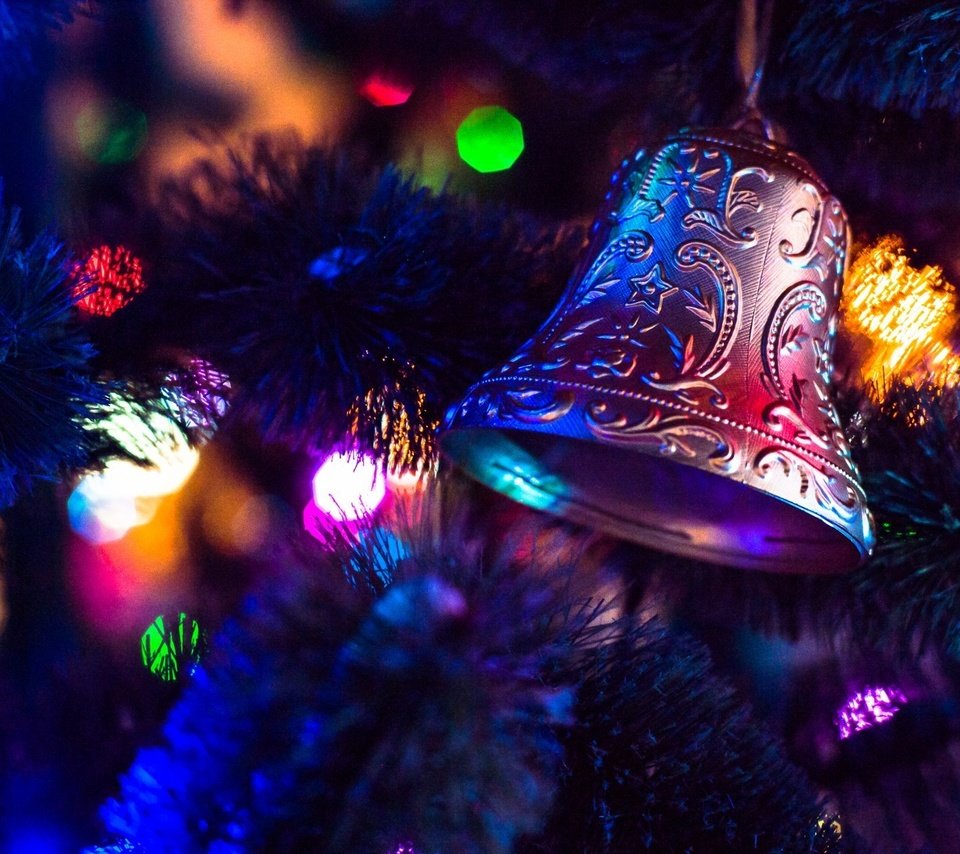 Обои новый год, елка, рождество, елочные украшения, колокольчик, new year, tree, christmas, christmas decorations, bell разрешение 1920x1280 Загрузить
