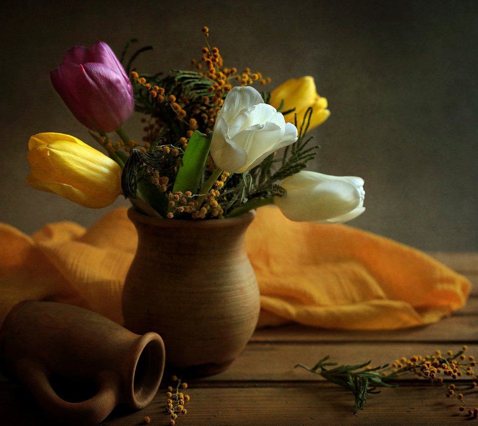 Обои цветы, мимоза, доски, керамический кувшин, ткань, elena elena, букет, тюльпаны, ваза, кувшин, натюрморт, flowers, mimosa, board, ceramic jug, fabric, bouquet, tulips, vase, pitcher, still life разрешение 2048x1365 Загрузить