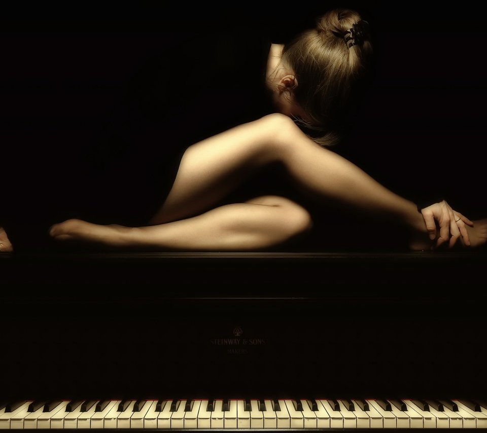 Обои девушка, поза, музыка, ножки, черный фон, пианино, girl, pose, music, legs, black background, piano разрешение 2560x1738 Загрузить