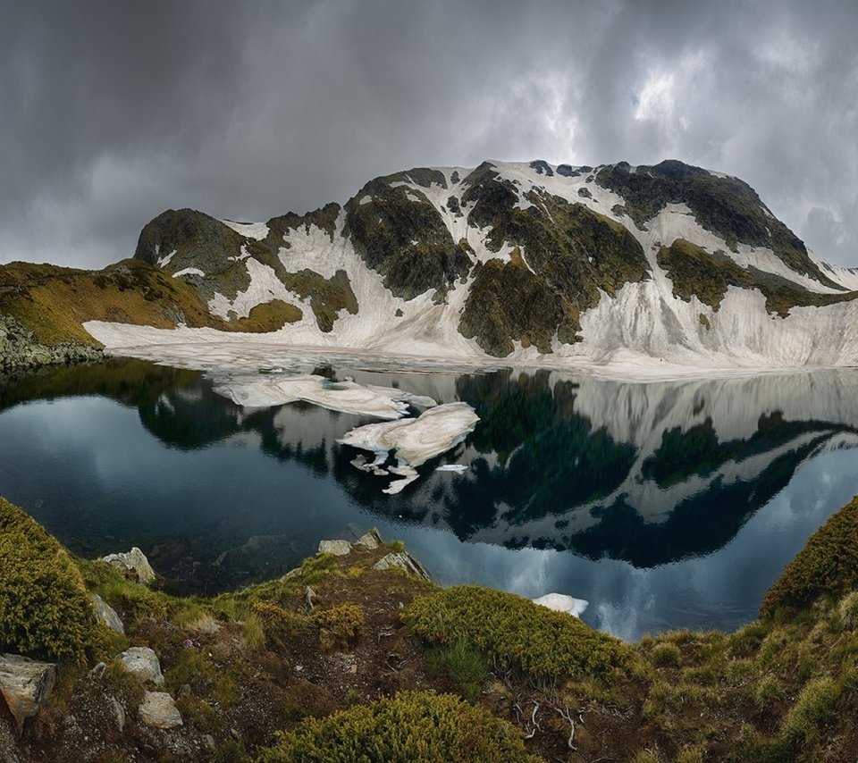 Обои озеро, горы, снег, отражение, лёд, болгария, краси матаров, lake, mountains, snow, reflection, ice, bulgaria, materov. разрешение 2033x1080 Загрузить