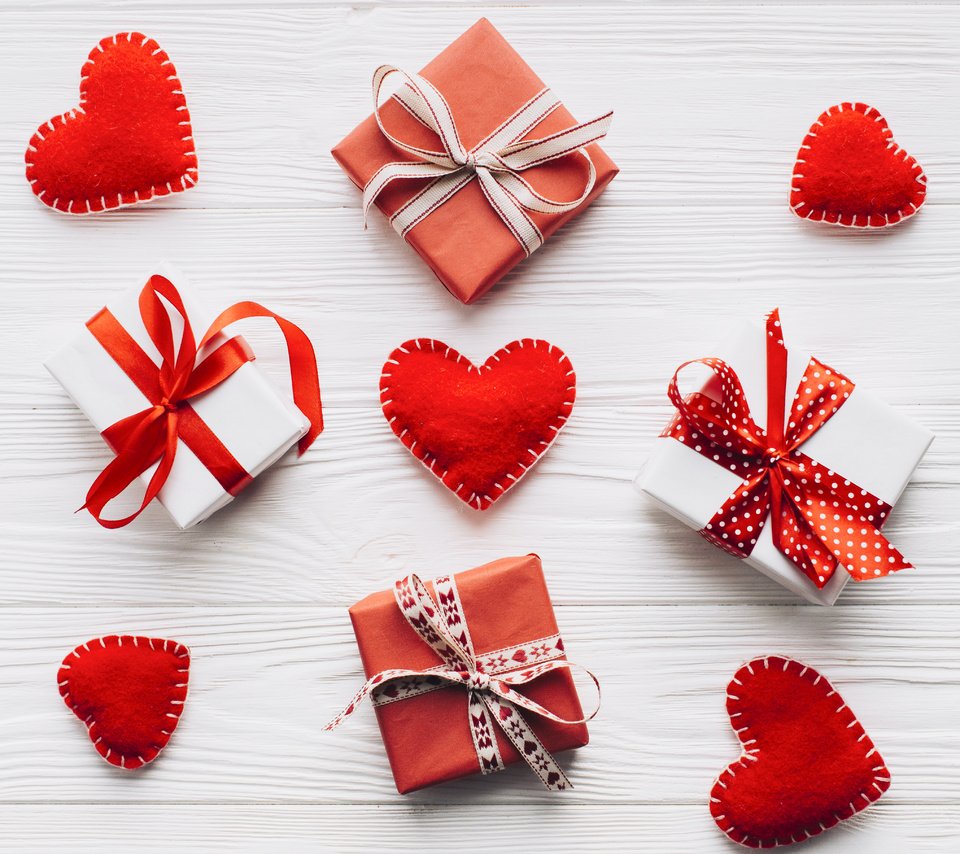 Обои подарки, праздник, сердечки, день святого валентина, декор, gifts, holiday, hearts, valentine's day, decor разрешение 4060x4060 Загрузить