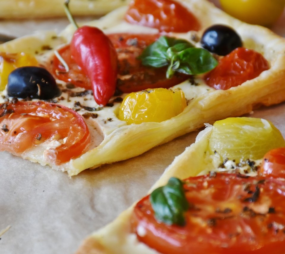 Обои овощи, выпечка, помидоры, оливки, перец, пицца, vegetables, cakes, tomatoes, olives, pepper, pizza разрешение 3840x2160 Загрузить