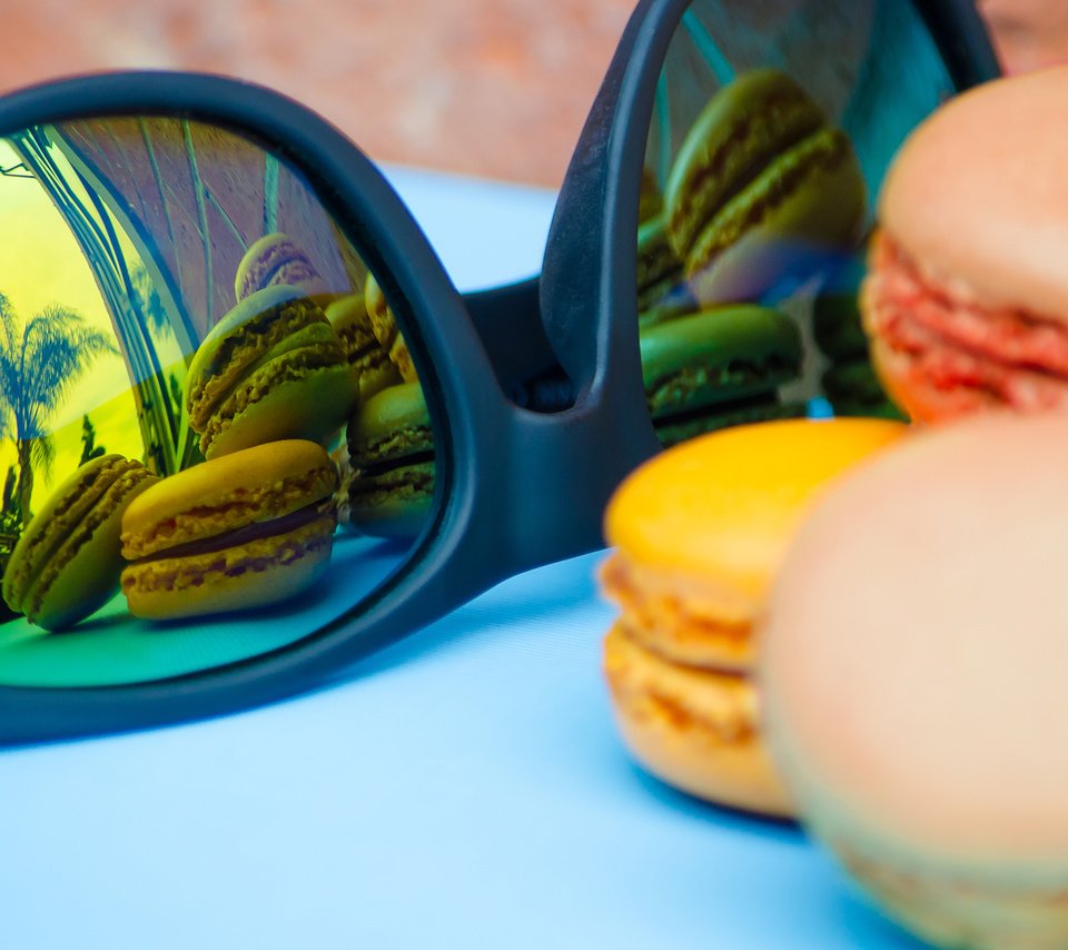 Обои отражение, печенье, солнечные очки, макаруны, reflection, cookies, sunglasses, macaroon разрешение 2560x1600 Загрузить