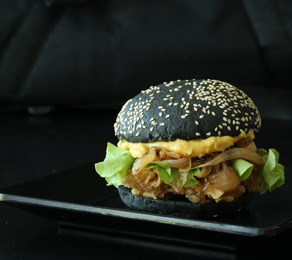 Обои гамбургер, черный фон, булочка, бургер, кунжут, hamburger, black background, bun, burger, sesame разрешение 5760x3840 Загрузить