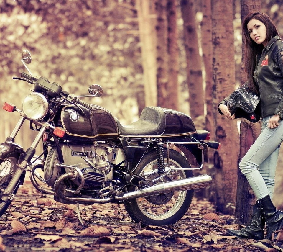 Обои природа, мотоцикл, девушка, аллея, взгляд, байк, осень, кожаная куртка, шлем, джинсы, волосы, лицо, nature, motorcycle, girl, alley, look, bike, autumn, leather jacket, helmet, jeans, hair, face разрешение 1920x1080 Загрузить