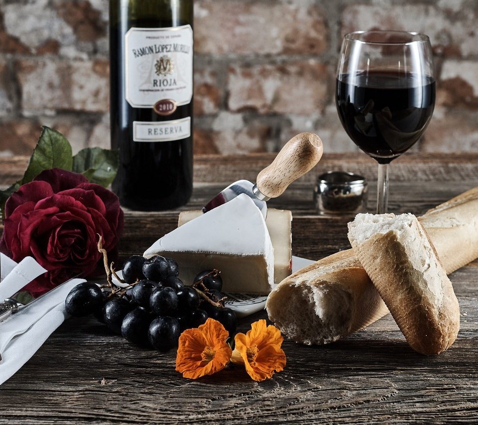 Обои цветы, бутылка, виноград, красное вино, роза, батон, бокал, сыр, хлеб, багет, вино, flowers, bottle, grapes, red wine, rose, baton, glass, cheese, bread, baguette, wine разрешение 2048x1366 Загрузить