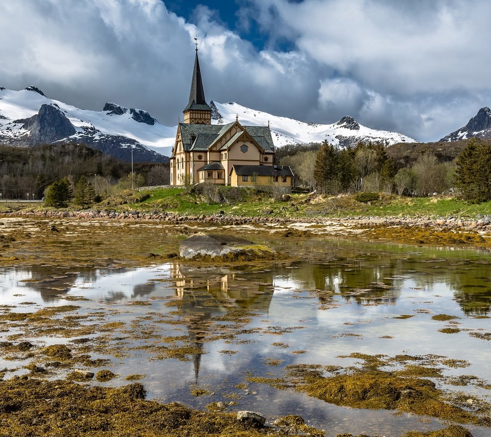 Обои небо, облака, горы, храм, норвегия, vågan, the lofoten cathedral, the sky, clouds, mountains, temple, norway разрешение 2000x1334 Загрузить