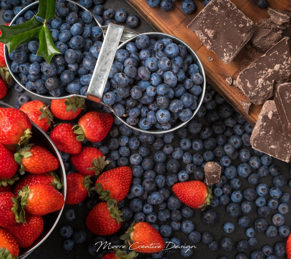 Обои клубника, ягоды, черника, шоколад, strawberry, berries, blueberries, chocolate разрешение 2500x1668 Загрузить