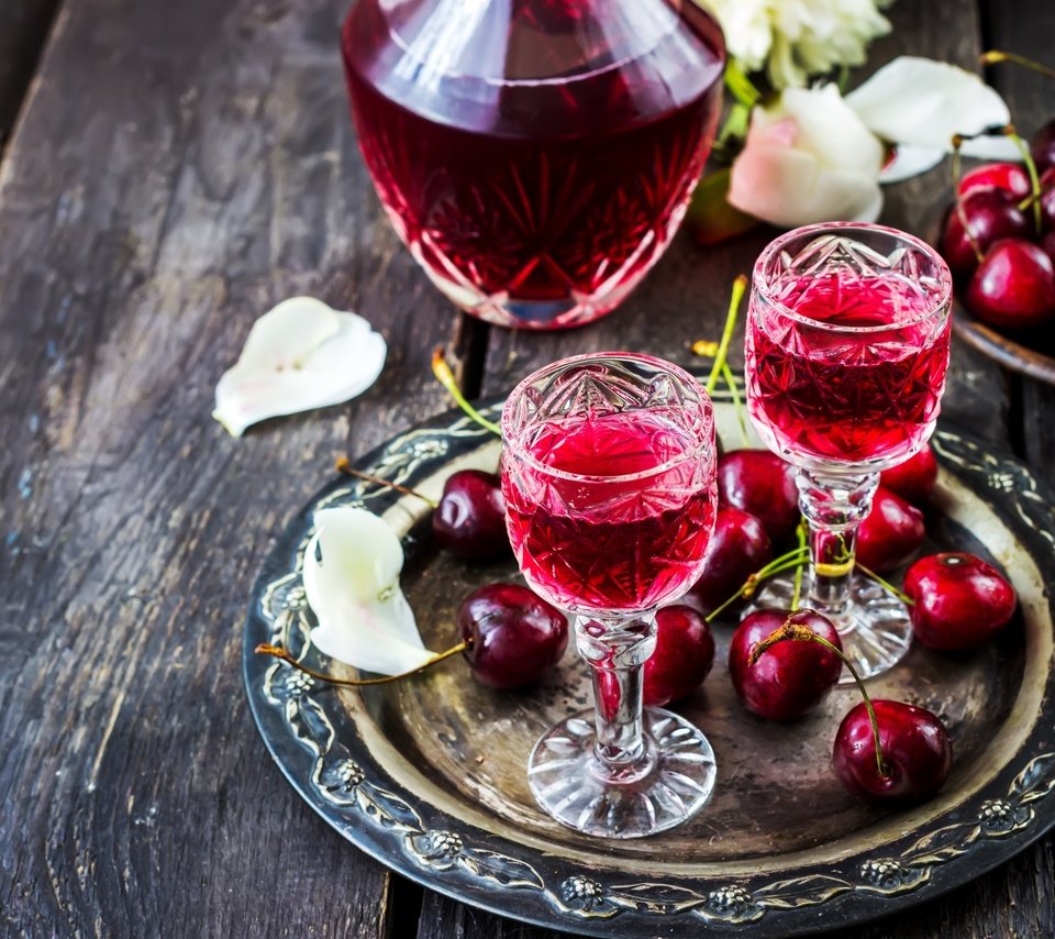 Обои ягода, вишня, наливка, деревянная поверхность, рюмки, berry, cherry, infusion, wooden surface, glasses разрешение 3000x1946 Загрузить