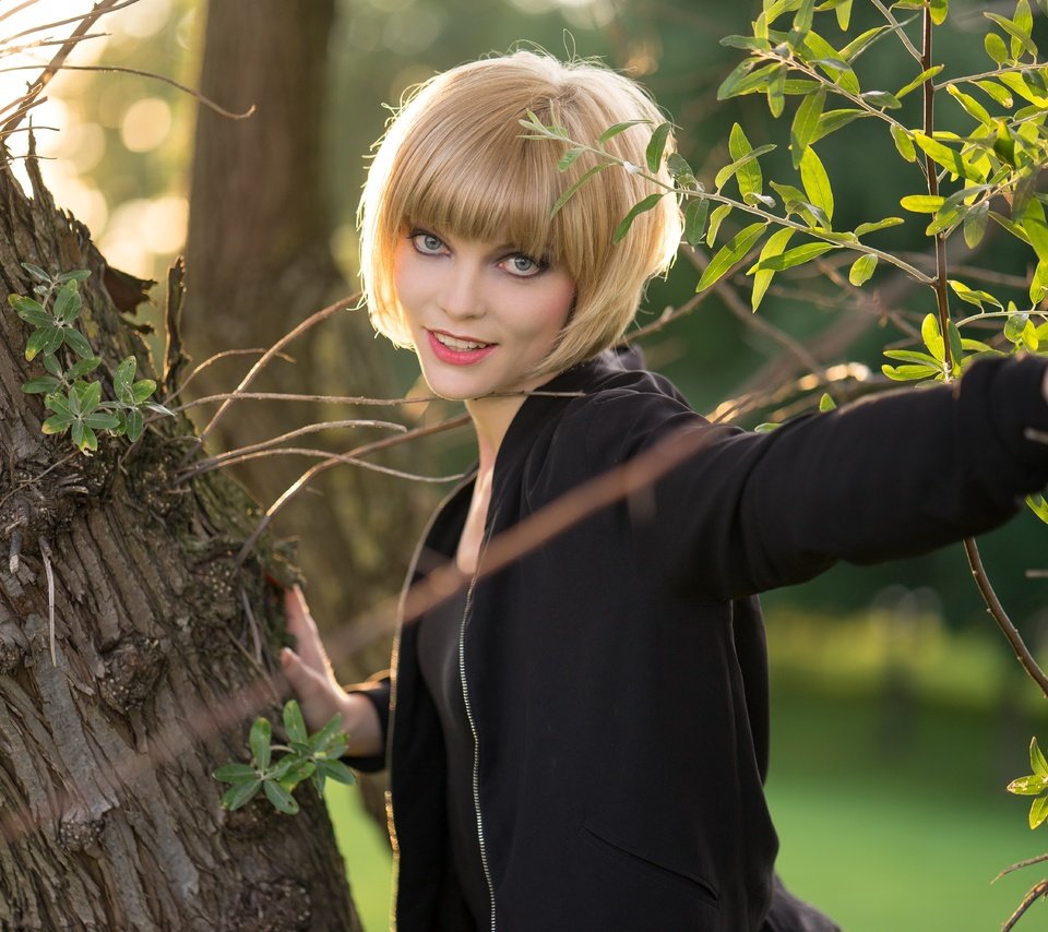 Обои дерево, девушка, улыбка, взгляд, волосы, лицо, софья, tree, girl, smile, look, hair, face, sophia разрешение 6000x4000 Загрузить