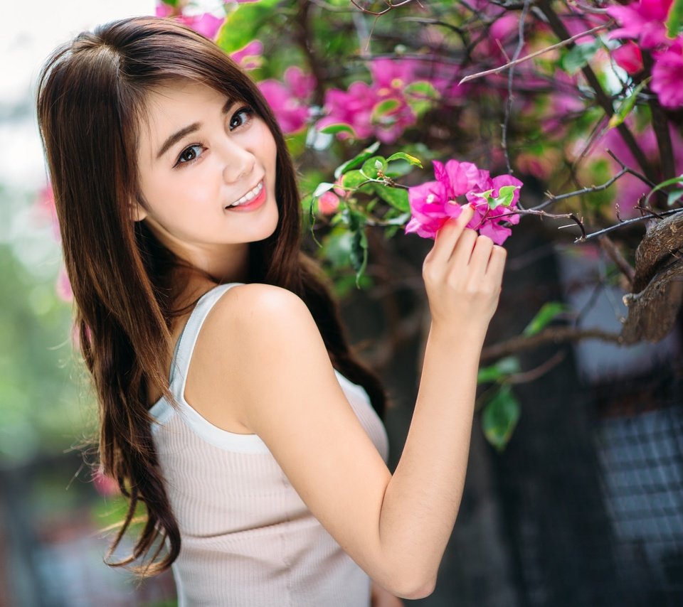 Обои цветы, девушка, улыбка, взгляд, волосы, азиатка, боке, flowers, girl, smile, look, hair, asian, bokeh разрешение 2048x1365 Загрузить