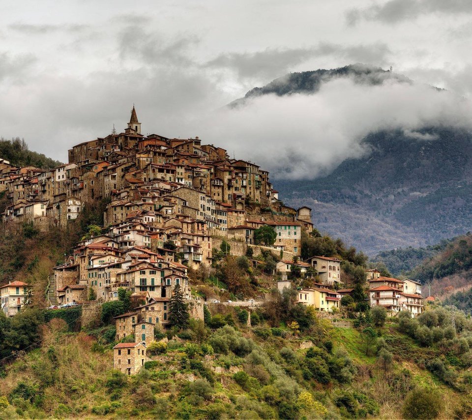 Обои горы, туман, дома, италия, лигурия, априкале, mountains, fog, home, italy, liguria, apricale разрешение 2000x1336 Загрузить