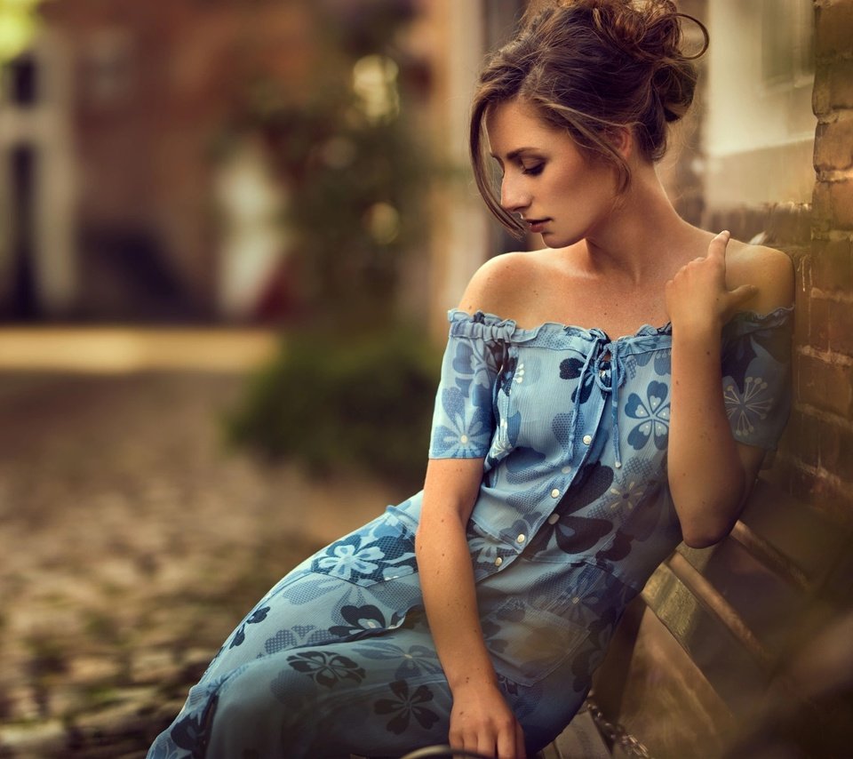 Обои девушка, платье, улица, здания, шатенка, декольте, girl, dress, street, building, brown hair, neckline разрешение 2010x1280 Загрузить