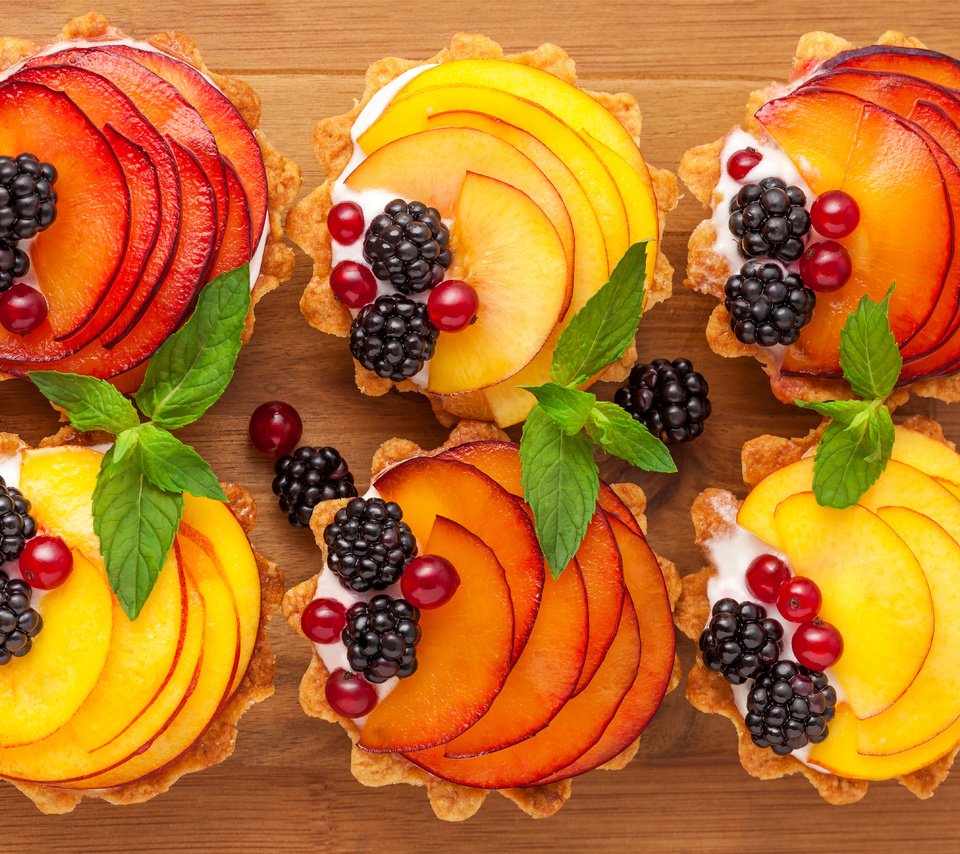 Обои фрукты, яблоки, ягоды, десерт, ежевика, смородина, пирожное, fruit, apples, berries, dessert, blackberry, currants, cake разрешение 5628x3828 Загрузить