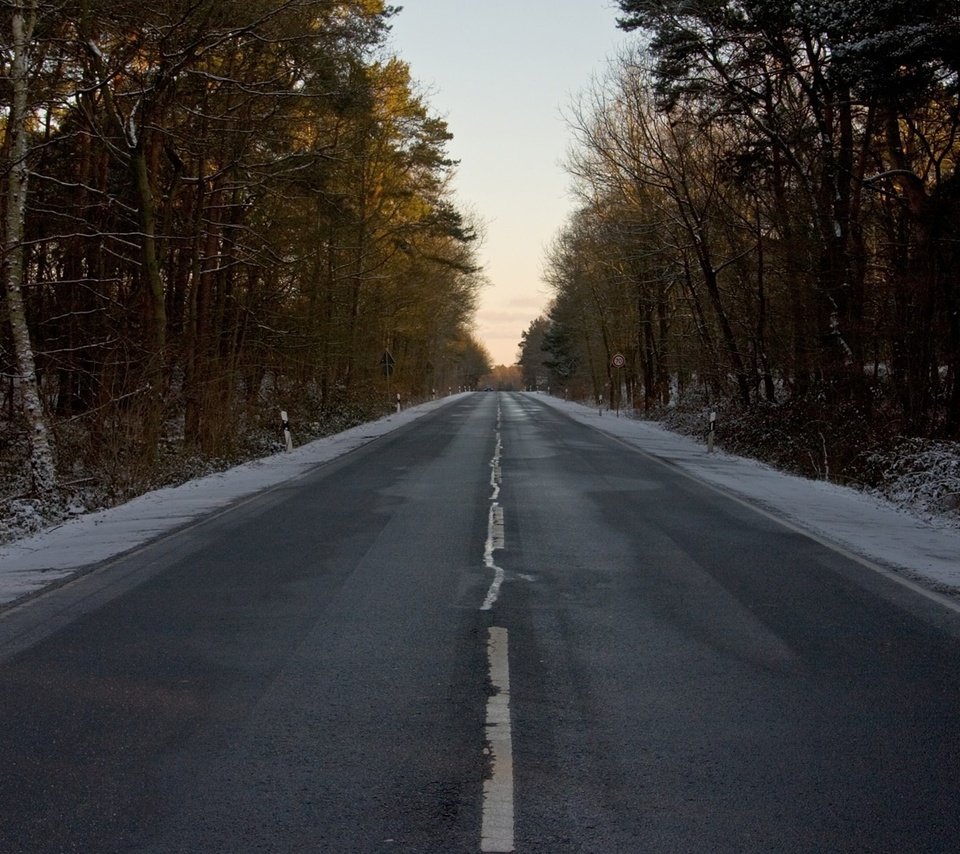 Обои дорога, лес, зима, разметка, знак, road, forest, winter, markup, sign разрешение 1920x1080 Загрузить