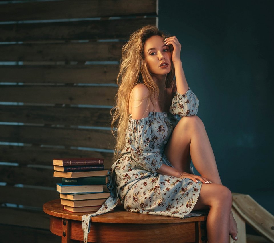 Обои девушка, платье, поза, взгляд, книги, сидит, плечи, girl, dress, pose, look, books, sitting, shoulders разрешение 2112x1188 Загрузить