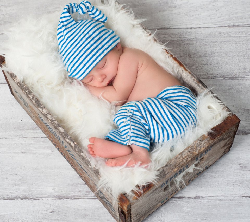 Обои спит, мальчик, младенец, шапочка, мех, дерева, штанишки, sleeping, boy, baby, cap, fur, wood, pants разрешение 1920x1080 Загрузить