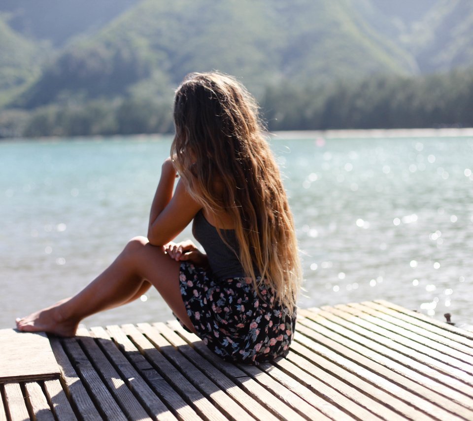 Обои озеро, девушка, лето, сидит, волосы, lake, girl, summer, sitting, hair разрешение 5616x3744 Загрузить