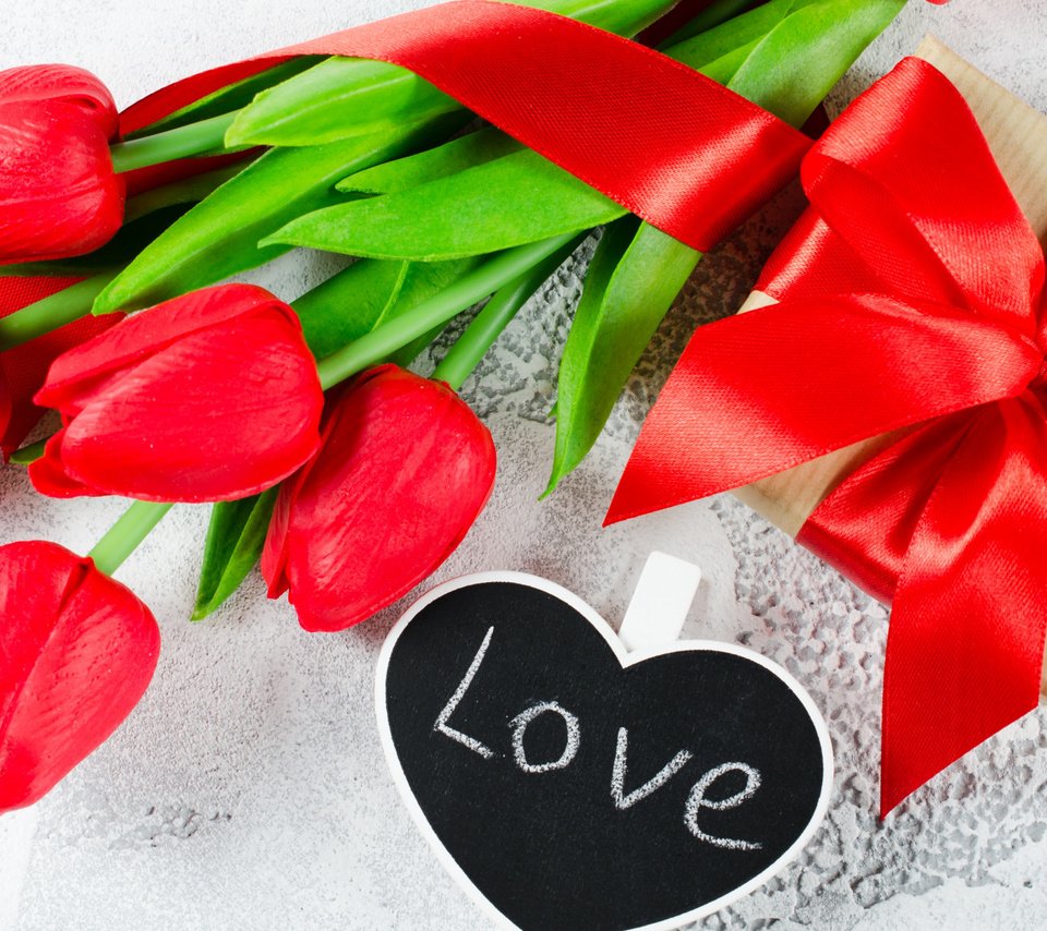 Обои красные, валентинов день, любовь, сердечка, букет, gift box, тюльпаны, лента, подарок, романтик,  цветы, red, valentine's day, love, heart, bouquet, tulips, tape, gift, romantic, flowers разрешение 2112x1188 Загрузить