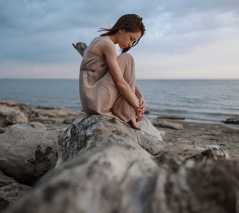 Обои камни, берег, девушка, море, платье, поза, stones, shore, girl, sea, dress, pose разрешение 2112x1188 Загрузить