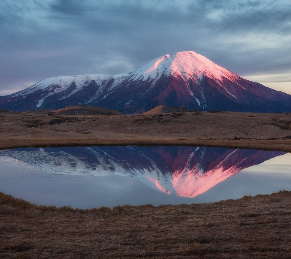 Обои озеро, пейзаж, камчатка, вулкан, lake, landscape, kamchatka, the volcano разрешение 1920x1280 Загрузить