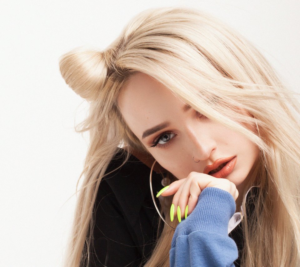 Обои девушка, kim petras, ким петрас, блондинка, взгляд, волосы, певица, макияж, немецкая, маникюр, girl, blonde, look, hair, singer, makeup, german, manicure разрешение 3744x2106 Загрузить