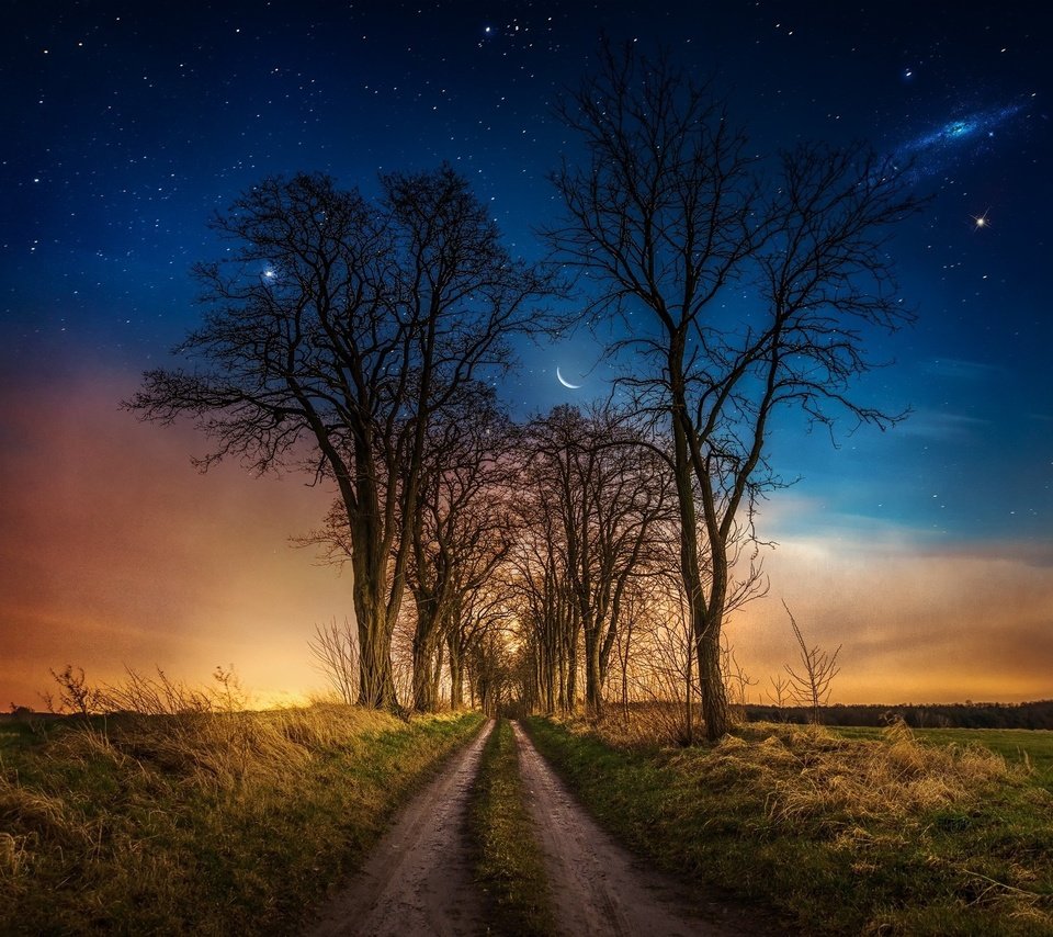 Обои дорога, трава, ночь, деревья, звезды, луна, road, grass, night, trees, stars, the moon разрешение 2048x1346 Загрузить