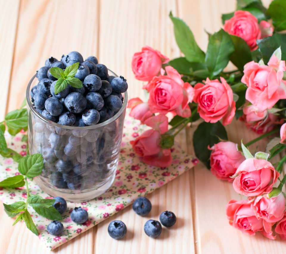 Обои розы, букет, ягоды, черника, стакан, 47, roses, bouquet, berries, blueberries, glass разрешение 5472x3648 Загрузить