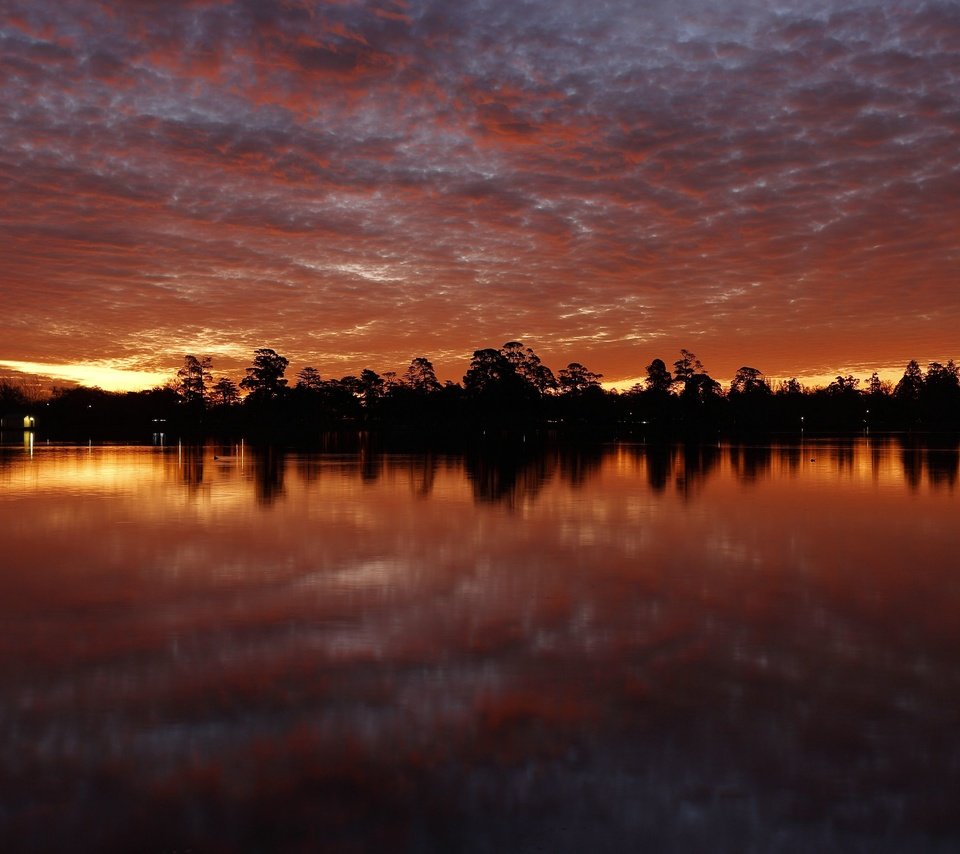 Обои небо, облака, деревья, вода, закат, отражение, море, the sky, clouds, trees, water, sunset, reflection, sea разрешение 3840x2160 Загрузить