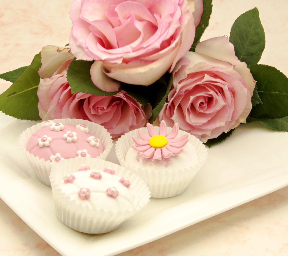 Обои розы, букет, десерт, пирожные, кексы, капкейки, roses, bouquet, dessert, cakes, cupcakes разрешение 3003x2200 Загрузить