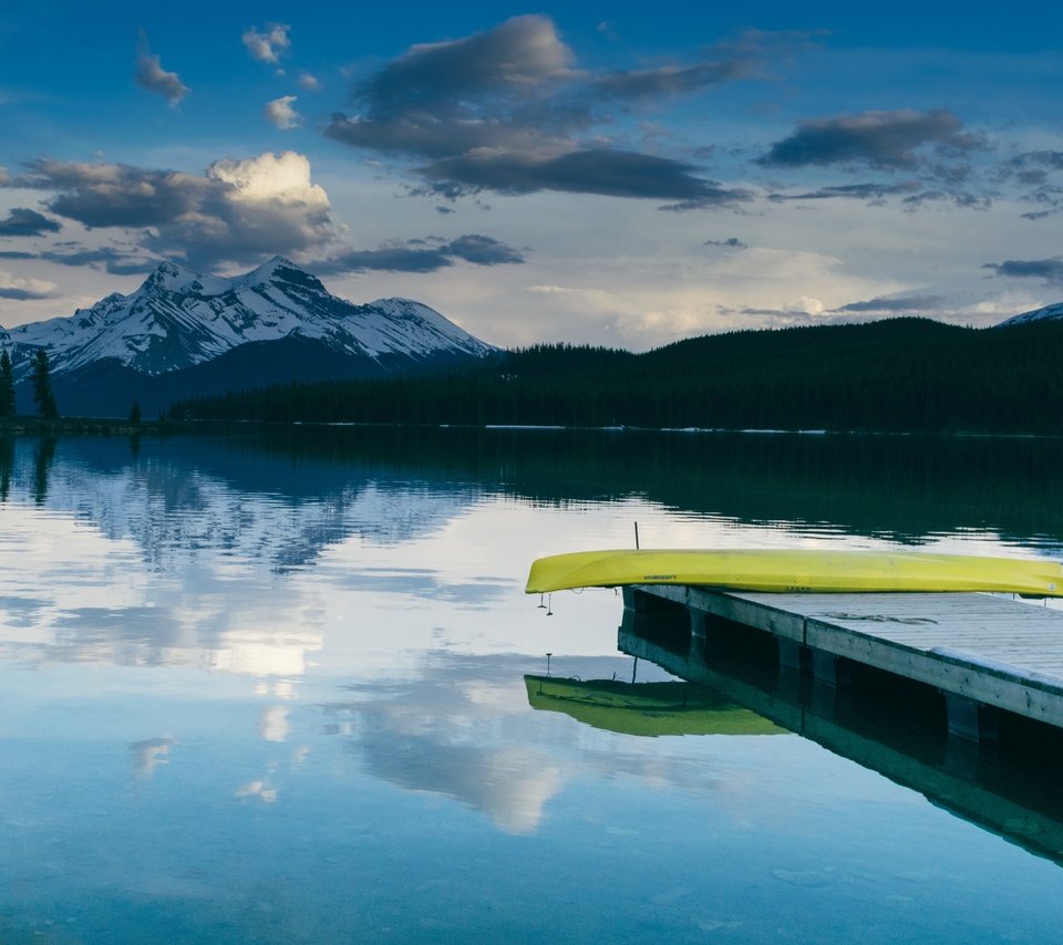 Обои небо, вода, озеро, отражение, лето, гора, лодка, отпуск, the sky, water, lake, reflection, summer, mountain, boat, vacation разрешение 5775x3850 Загрузить