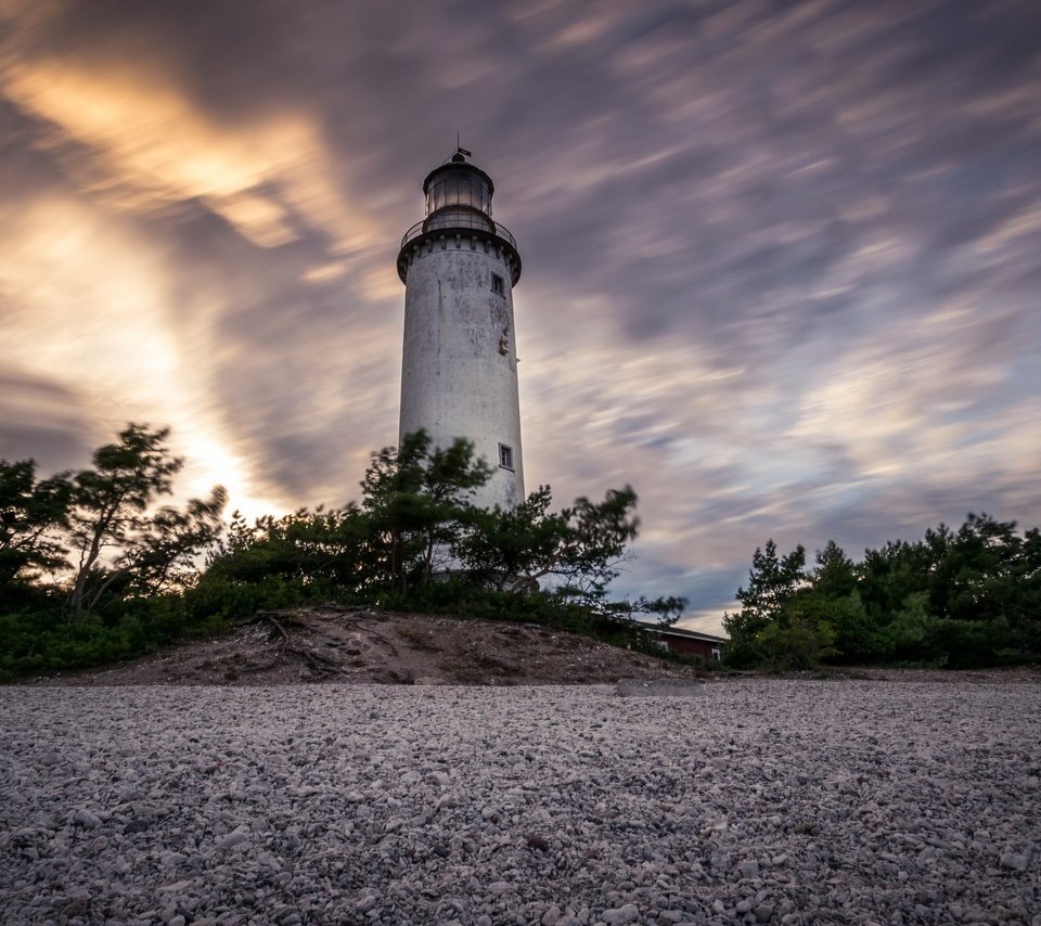 Обои небо, берег, маяк, the sky, shore, lighthouse разрешение 2048x1152 Загрузить