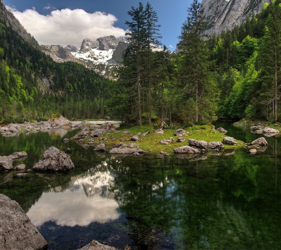 Обои небо, лес, облака, деревья, озеро, горы, скалы, снег, природа, the sky, forest, clouds, trees, lake, mountains, rocks, snow, nature разрешение 4021x3014 Загрузить