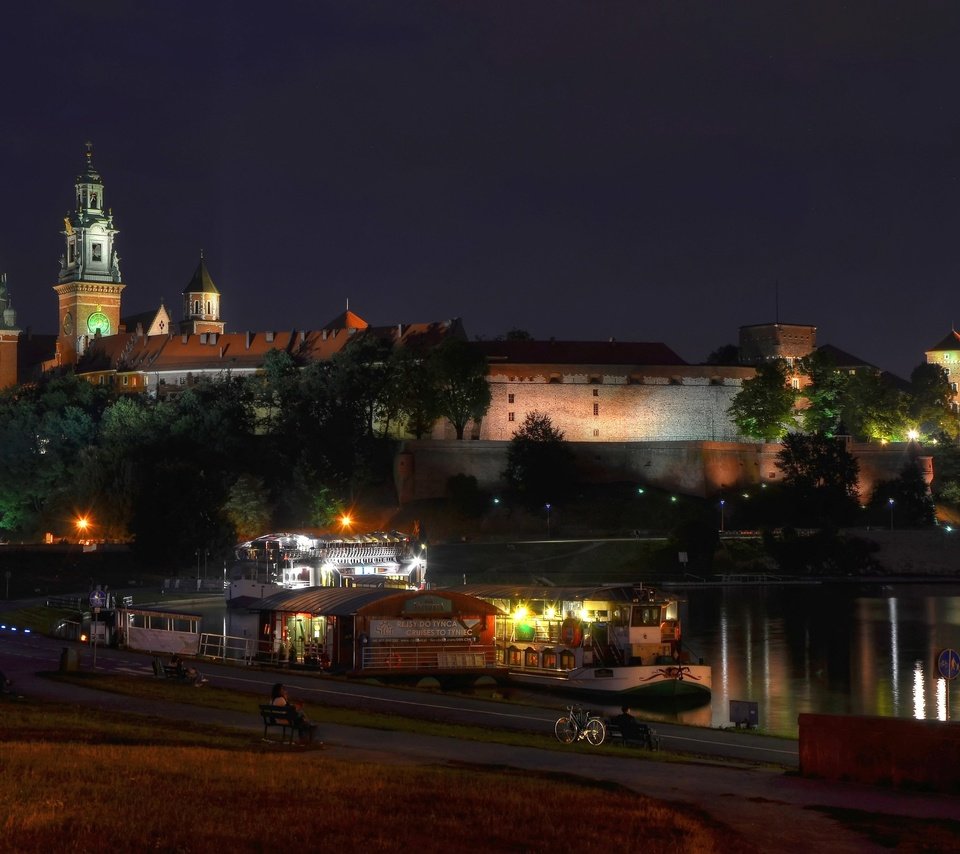 Обои ночь, огни, польша, краков, вавель, night, lights, poland, krakow, wawel разрешение 3072x2035 Загрузить