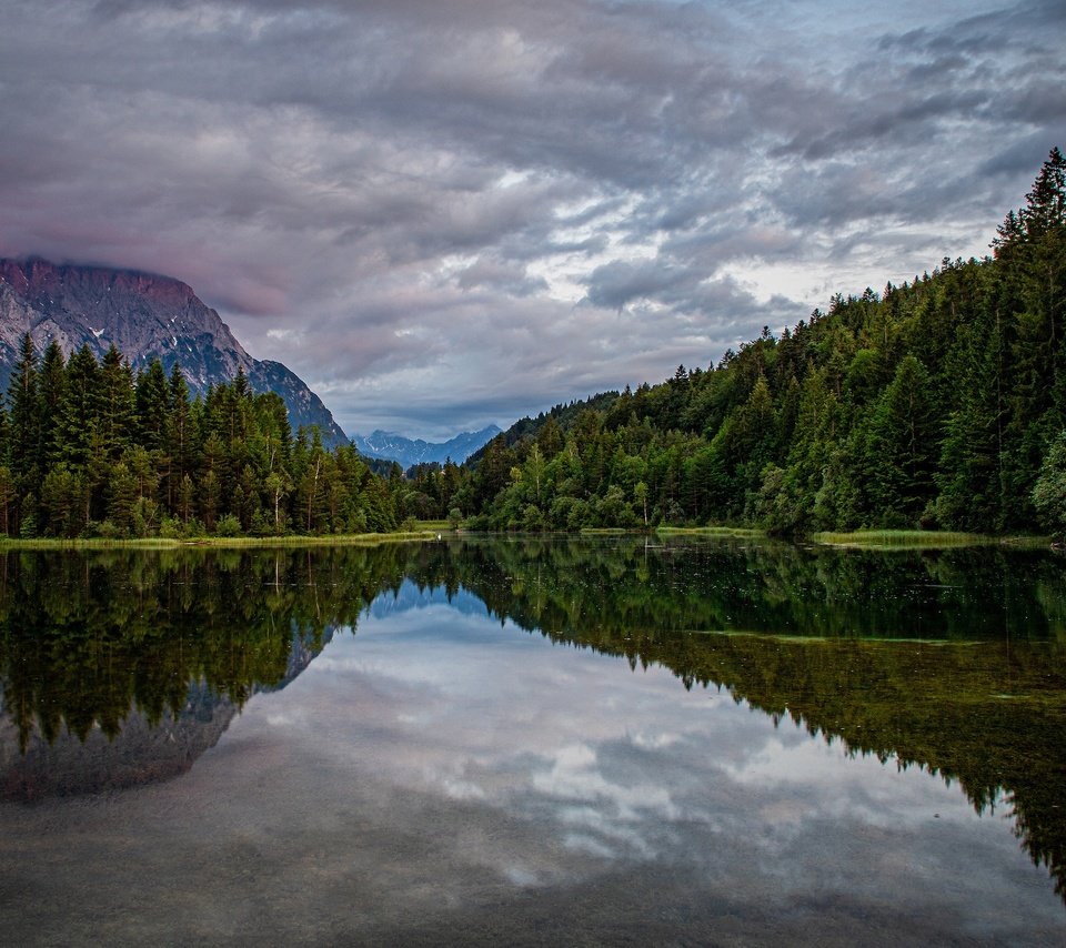 Обои облака, горы, лес, отражение, водоем, clouds, mountains, forest, reflection, pond разрешение 3840x2160 Загрузить