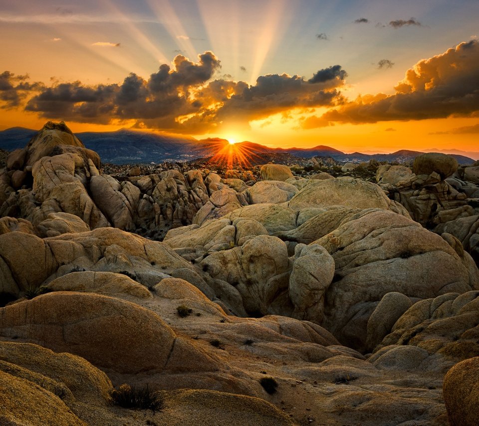 Обои облака, валуны, горы, скалы, солнце, камни, закат, сша, рельеф, clouds, boulders, mountains, rocks, the sun, stones, sunset, usa, relief разрешение 2925x2048 Загрузить