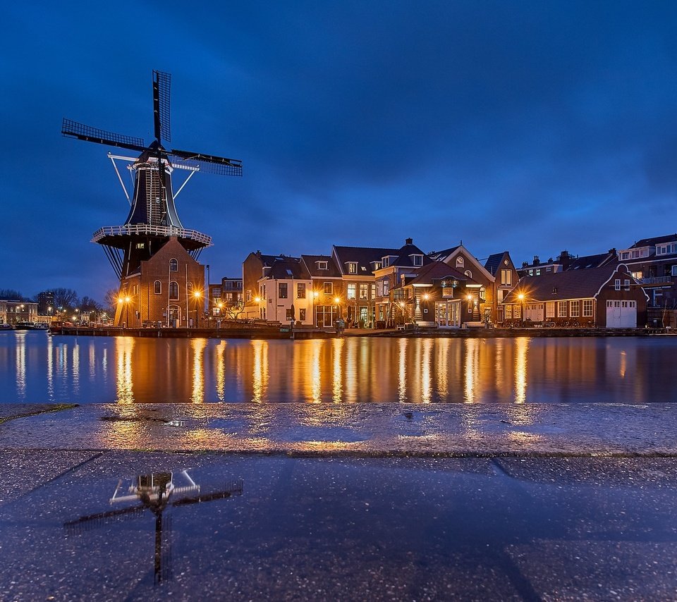 Обои огни, вечер, нидерланды, харлем, lights, the evening, netherlands, haarlem разрешение 2048x1152 Загрузить