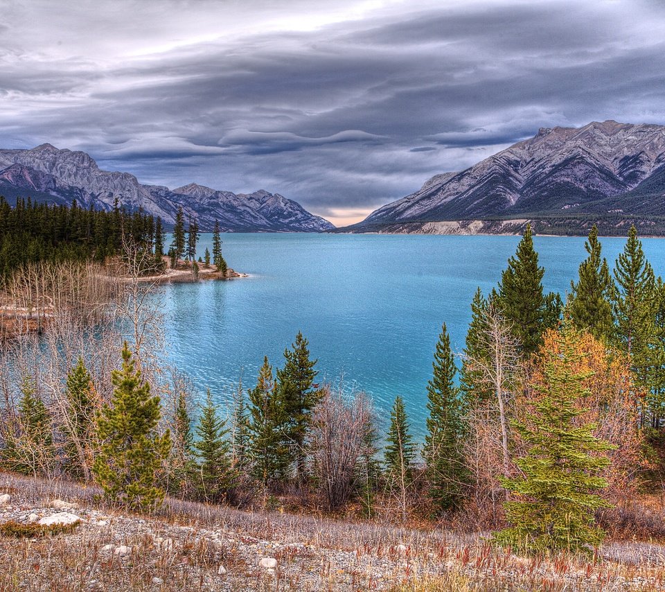 Обои деревья, озеро, горы, природа, тучи, пейзаж, канада, abraham lake, trees, lake, mountains, nature, clouds, landscape, canada разрешение 5627x3745 Загрузить