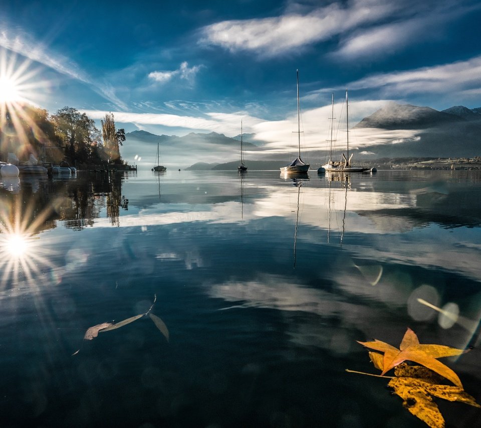 Обои свет, горы, листья, отражение, лодки, водоем, light, mountains, leaves, reflection, boats, pond разрешение 5502x3668 Загрузить