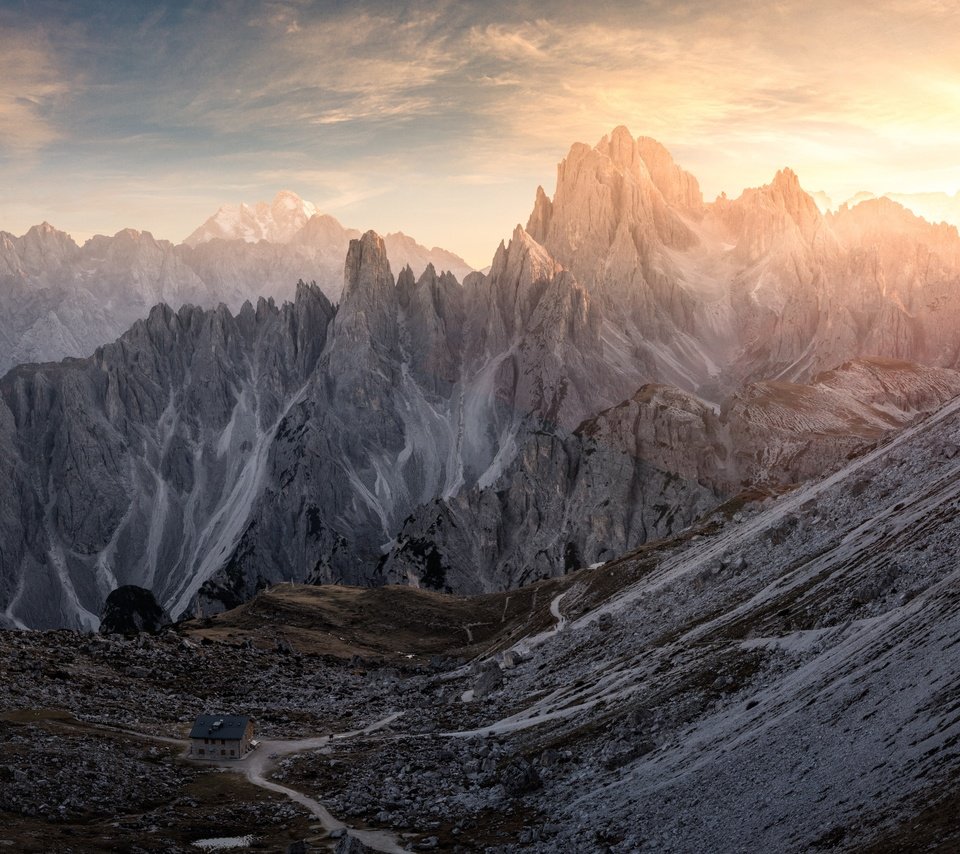 Обои свет, горы, скалы, солнце, утро, вершины, доломиты, light, mountains, rocks, the sun, morning, tops, the dolomites разрешение 3901x2562 Загрузить