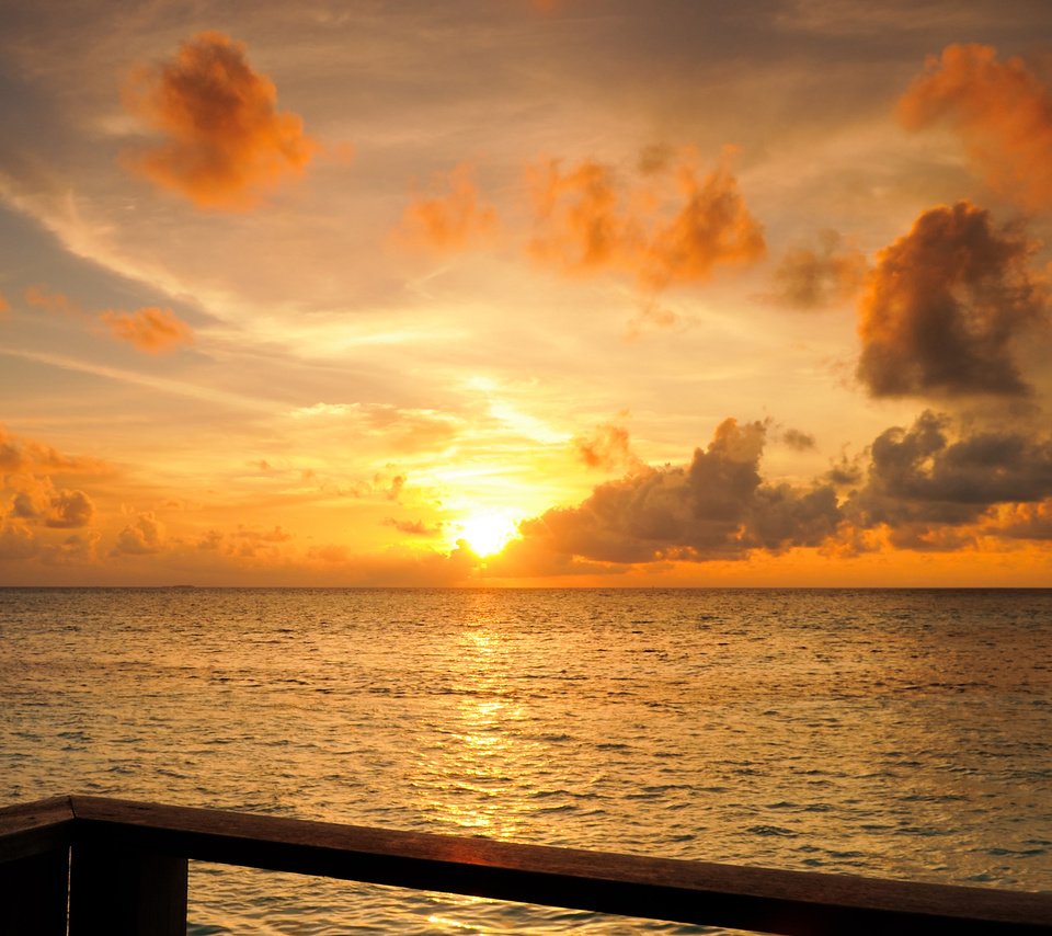 Обои небо, облака, солнце, закат, море, горизонт, тропики, мальдивы, the sky, clouds, the sun, sunset, sea, horizon, tropics, the maldives разрешение 2581x1720 Загрузить