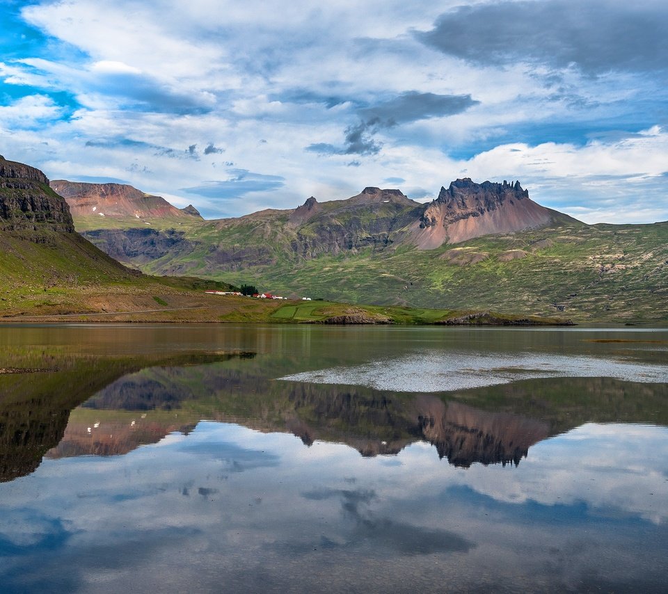 Обои облака, горы, скалы, отражение, домики, водоем, склоны, clouds, mountains, rocks, reflection, houses, pond, the slopes разрешение 3840x2160 Загрузить