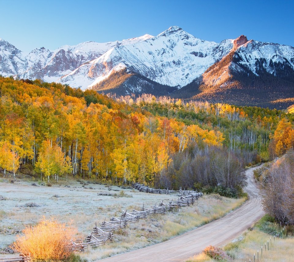 Обои дорога, горы, лес, осень, снежные вершины, road, mountains, forest, autumn, snowy peaks разрешение 2048x1365 Загрузить