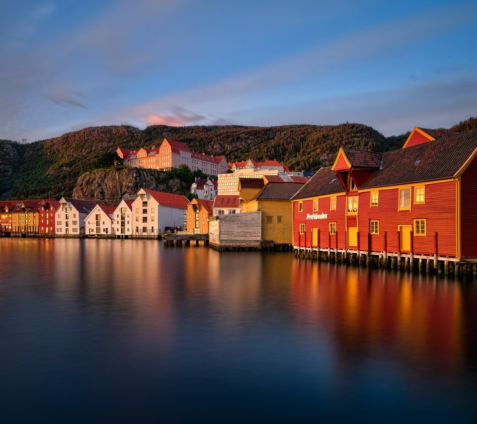 Обои горы, дома, норвегии, берген, mountains, home, norway, bergen разрешение 2048x1240 Загрузить