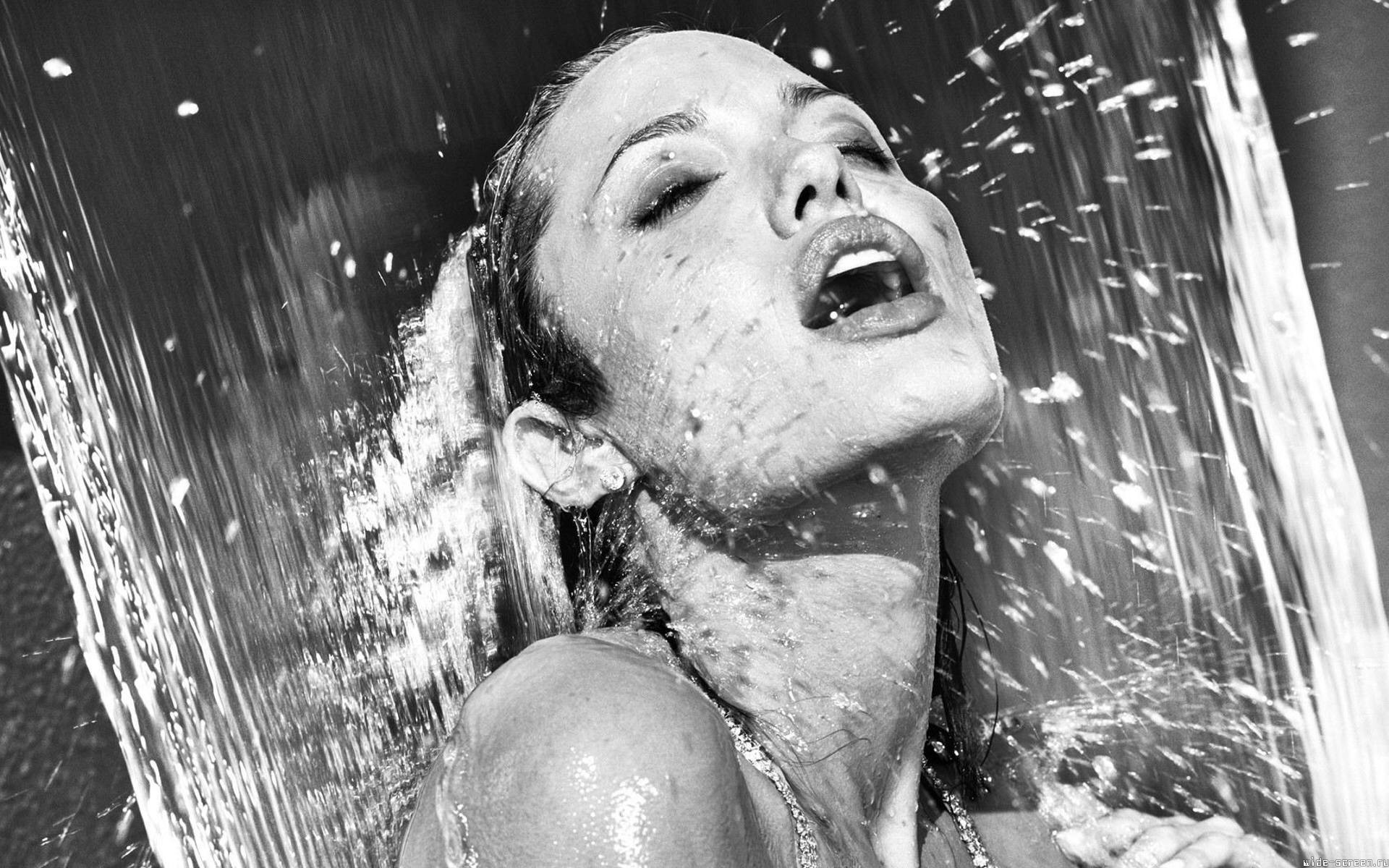 Обои вода, черно-белая, душ, анджелина джоли, закрытые глаза, water, black and white, shower, angelina jolie, closed eyes разрешение 1920x1200 Загрузить