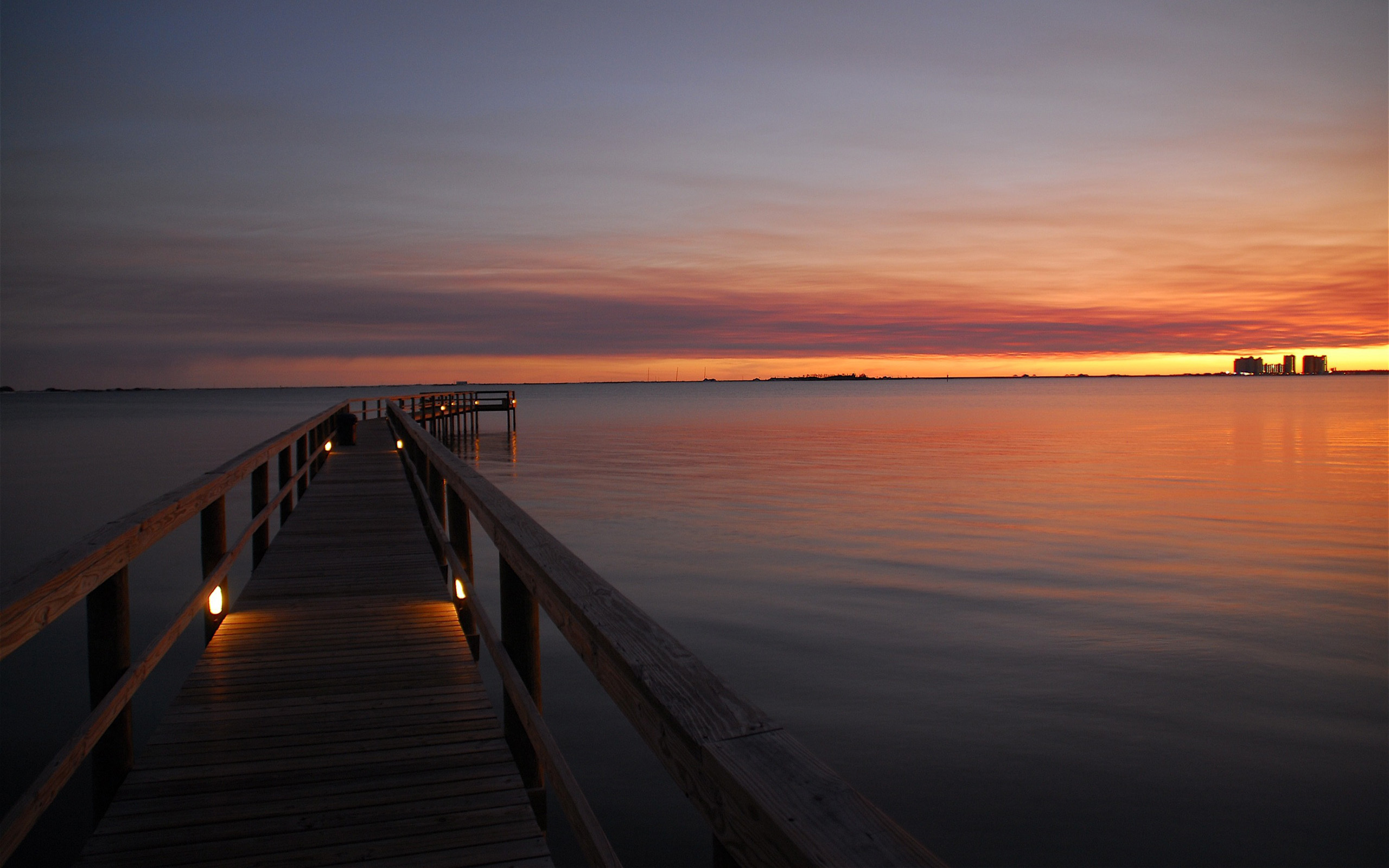 Вечер. Пирс на финском заливе. Пристань на закате. Красивый вид закат. Канонерский остров закат.